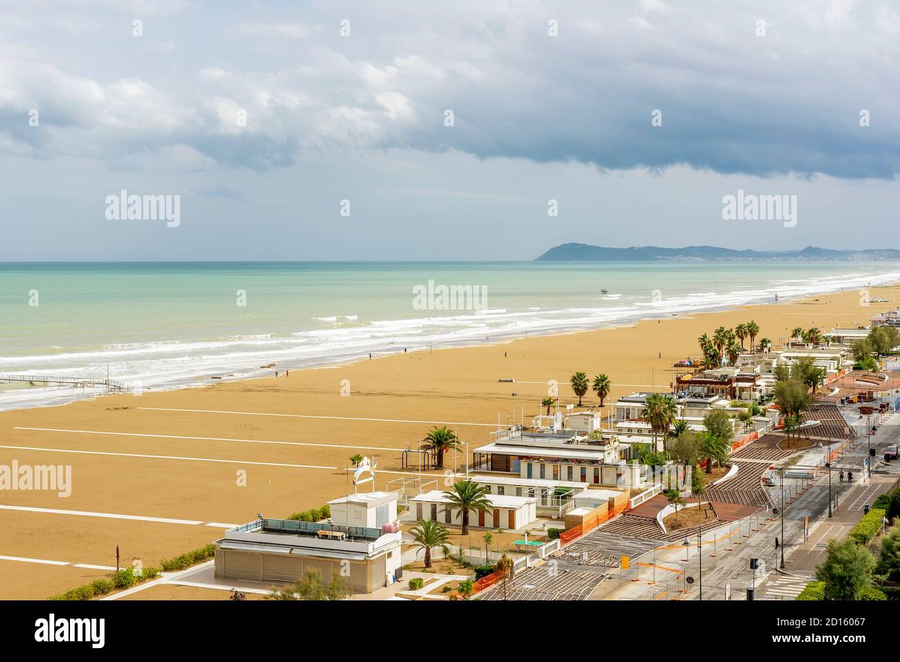 Vista aerea della spiaggia di Rimini, in inverno, con la spiaggia quasi deserta e le nuvole nel cielo Foto Stock