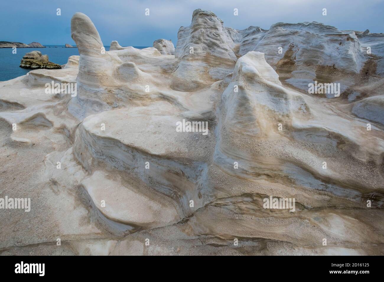 Grecia, Mar Egeo, Arcipelago delle Cicladi, Isola di Milos, calette calcaree di Sarakiniko Foto Stock