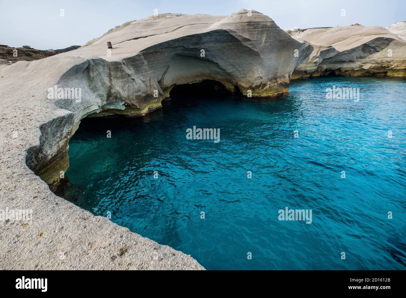 Grecia, Mar Egeo, Arcipelago delle Cicladi, Isola di Milos, calette calcaree di Sarakiniko Foto Stock