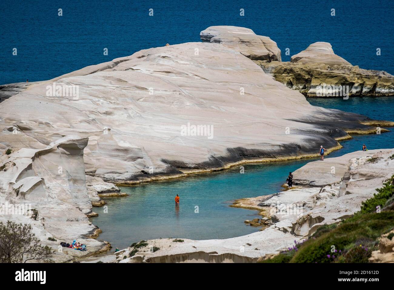 Grecia, Mar Egeo, Arcipelago delle Cicladi, Isola di Milos, calette calcaree di Sarakiniko Foto Stock