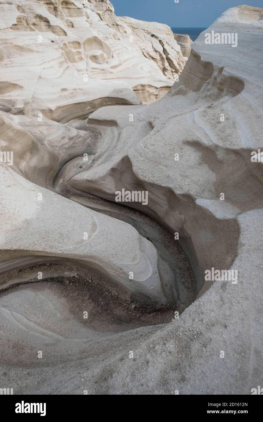 Grecia, Mar Egeo, Arcipelago delle Cicladi, Isola di Milos, calette calcaree di Sarakiniko Foto Stock