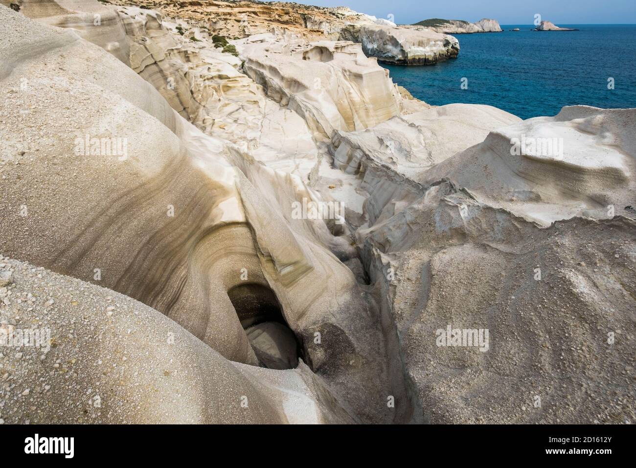 Grecia, Mar Egeo, Arcipelago delle Cicladi, Isola di Milos, calette calcaree di Sarakiniko Foto Stock