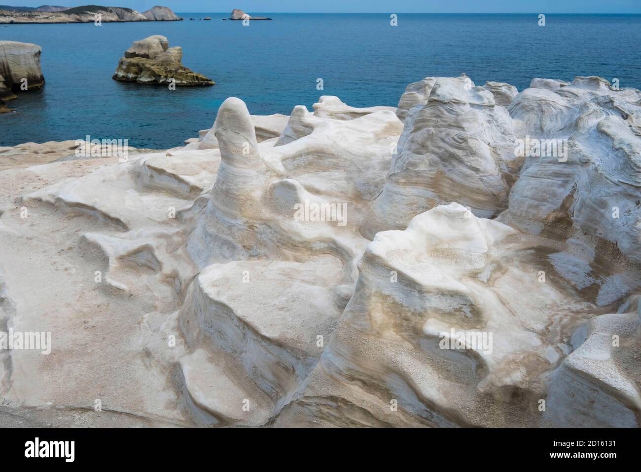 Grecia, Mar Egeo, Arcipelago delle Cicladi, Isola di Milos, calette calcaree di Sarakiniko Foto Stock