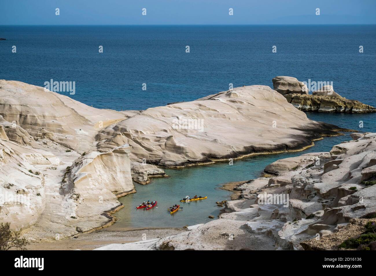 Grecia, Mar Egeo, Arcipelago delle Cicladi, Isola di Milos, calette calcaree di Sarakiniko Foto Stock