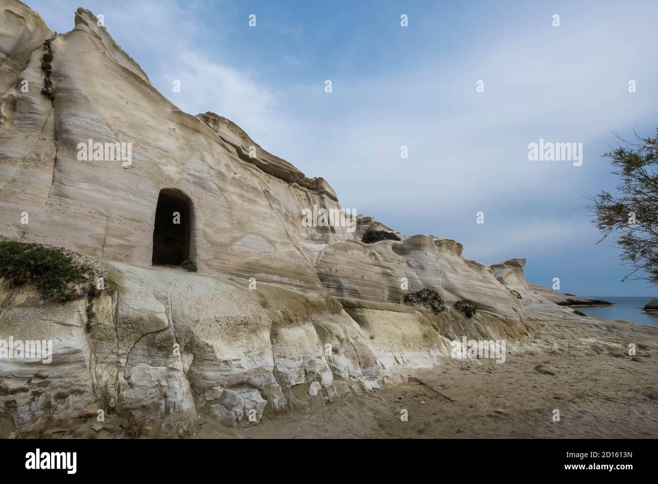 Grecia, Mar Egeo, Arcipelago delle Cicladi, Isola di Milos, calette calcaree di Sarakiniko Foto Stock