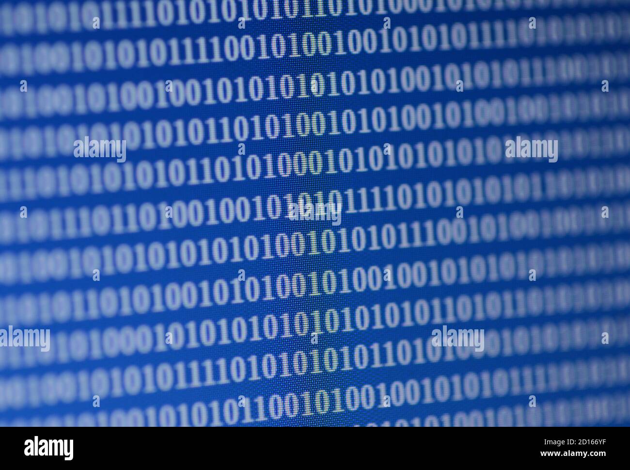 Cifre binarie visualizzate sullo schermo di un computer. Lo schema di 0 e 1 crittografa le informazioni nei sistemi di rete e di comunicazione. Foto Stock