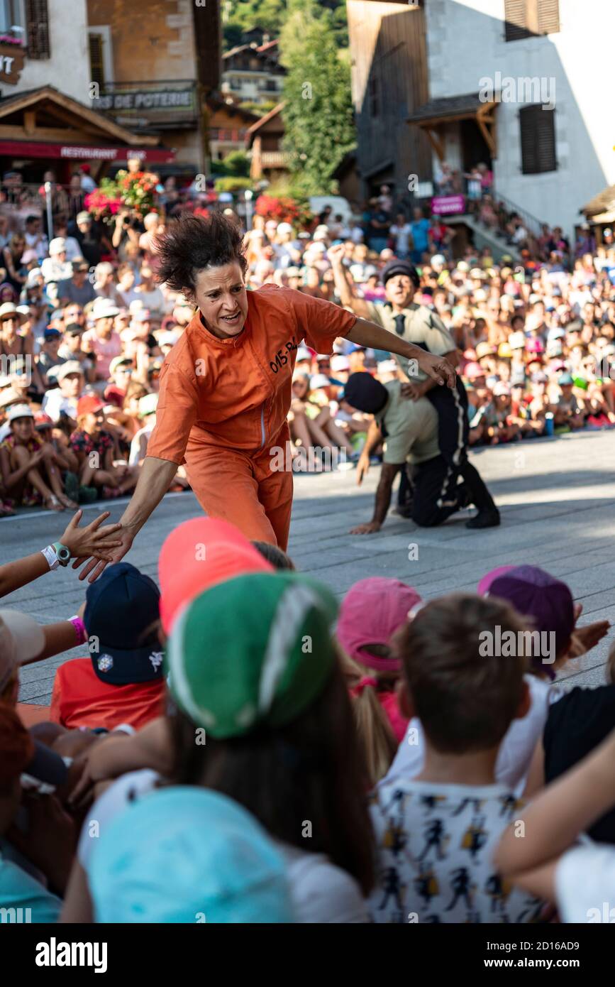 Francia, alta Savoia, le Grand Bornand, Au Bonheur des M?mes festival, spettacolo di piazza Grenette, Nanirossi & Mc Fois, spettacolo R4, fuga per la liberta Foto Stock