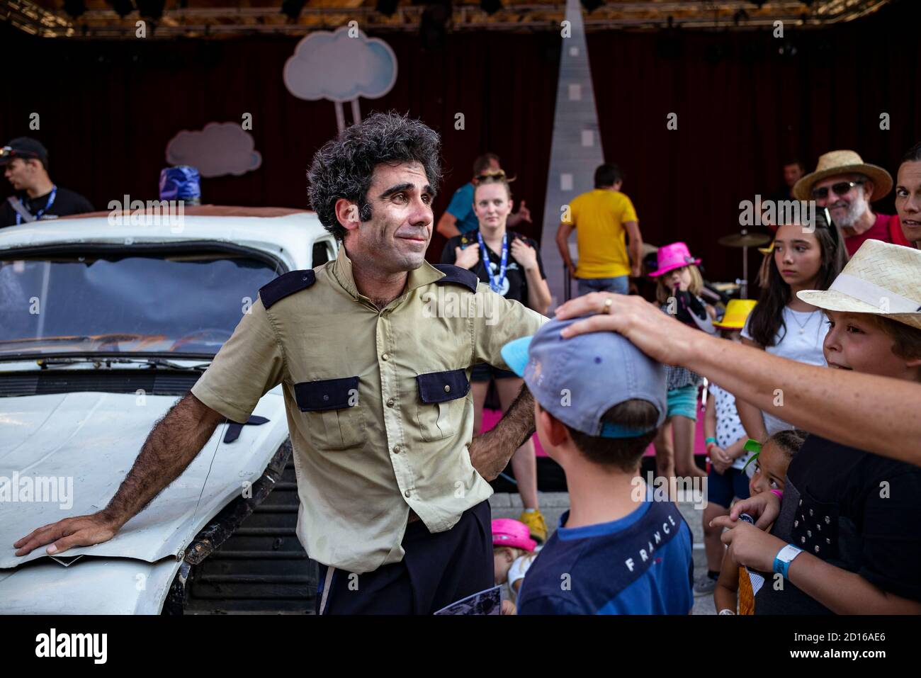 Francia, alta Savoia, le Grand Bornand, Au Bonheur des M?mes festival, spettacolo di piazza Grenette, Nanirossi & Mc Fois, spettacolo R4, fuga per la liberta Foto Stock