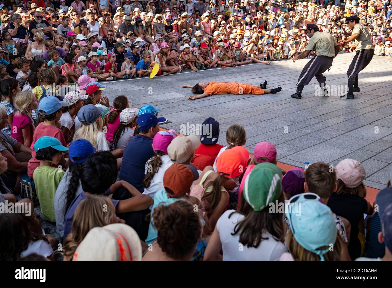 Francia, alta Savoia, le Grand Bornand, Au Bonheur des M?mes festival, spettacolo di piazza Grenette, Nanirossi & Mc Fois, spettacolo R4, fuga per la liberta Foto Stock