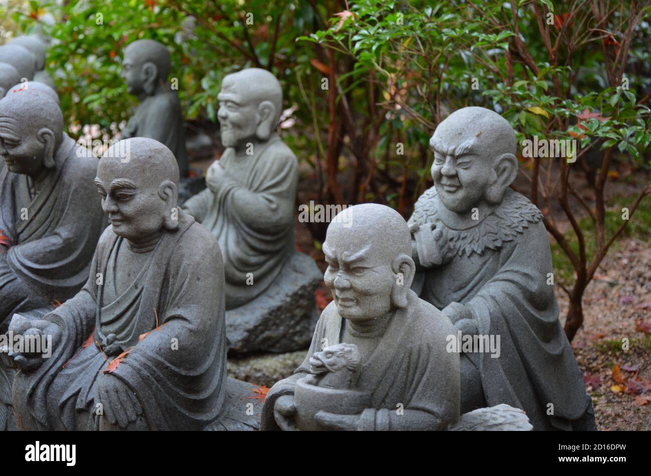 Statue dei seguaci di Buddha (chiamato Shaka Nyorai in Giappone al Tempio di Daisho-in (Tempio di Daishoin), Miyajima, Giappone. Foto Stock