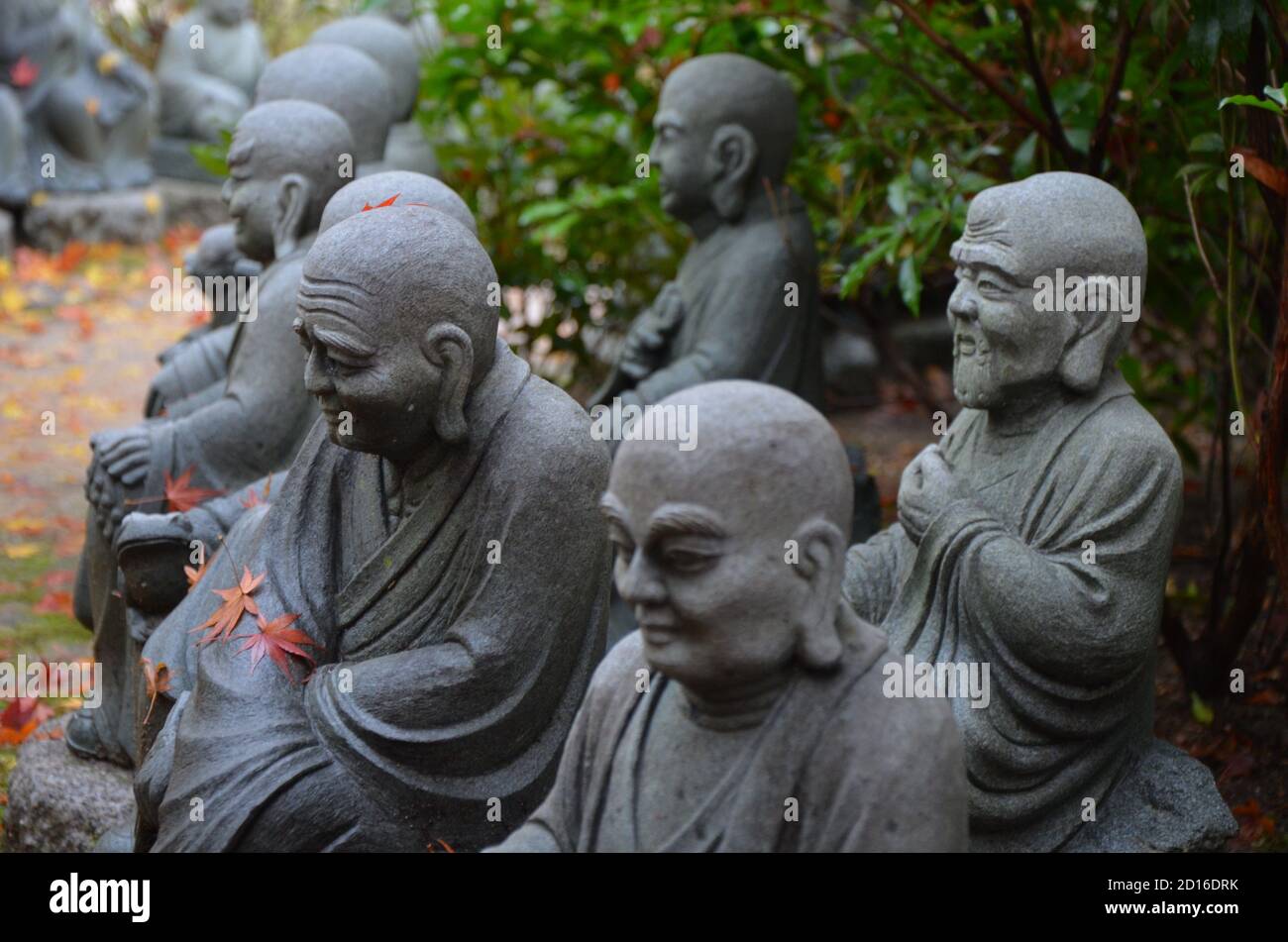 Statue dei seguaci di Buddha (chiamato Shaka Nyorai in Giappone al Tempio di Daisho-in (Tempio di Daishoin), Miyajima, Giappone. Foto Stock