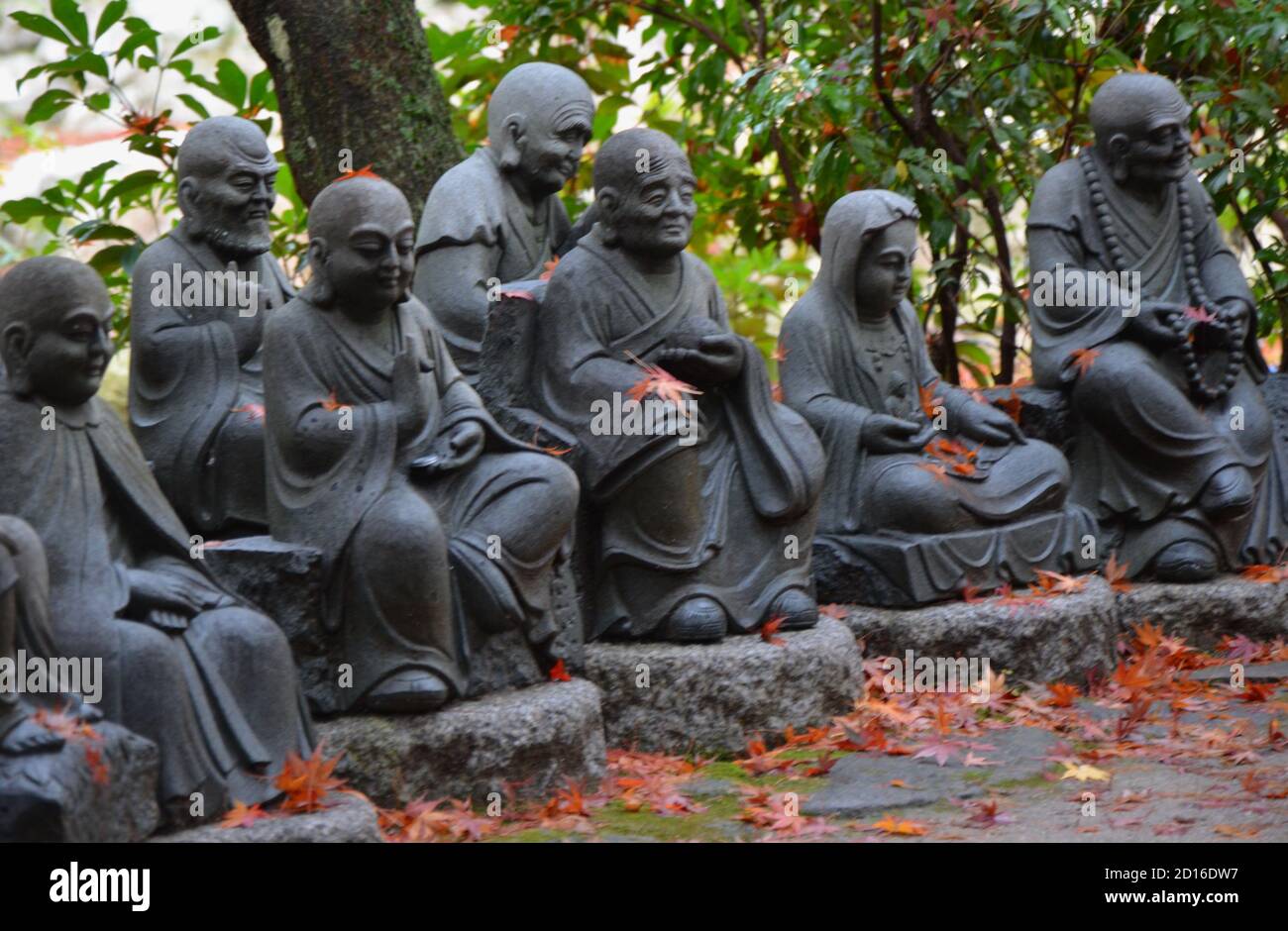 Statue dei seguaci di Buddha (chiamato Shaka Nyorai in Giappone al Tempio di Daisho-in (Tempio di Daishoin), Miyajima, Giappone. Foto Stock