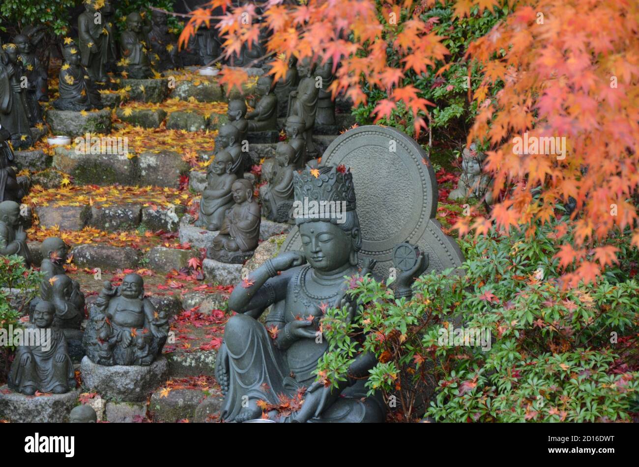 Statue dei seguaci di Buddha (chiamato Shaka Nyorai in Giappone al Tempio di Daisho-in (Tempio di Daishoin), Miyajima, Giappone. Foto Stock
