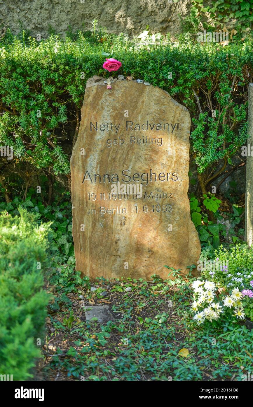 Grave, Anna Seghers, Dorotheenstaedtischer cimitero, Chausseestrasse, medio, Berlino, Germania, Grab, Dorotheenstaedtischer Friedhof, Mitte, Deutschlan Foto Stock