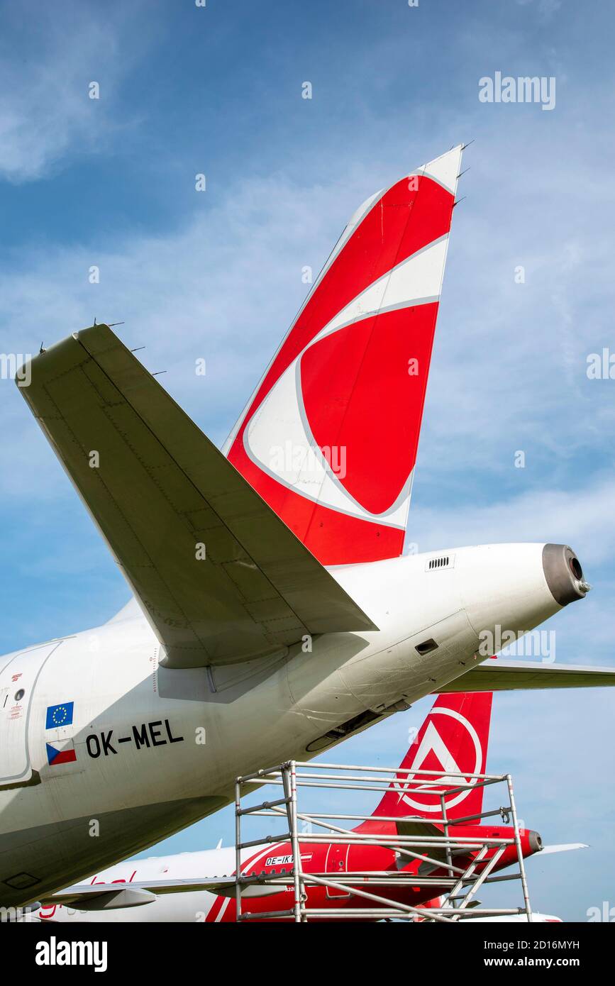 Kemble, Gloucestershire, Inghilterra, Regno Unito. 2020. Aeromobili jet in attesa di essere demoliti presso l'aeroporto di Cotswold a Kemble, Gloucetsershire, Regno Unito. Una precedente base RAF. Foto Stock