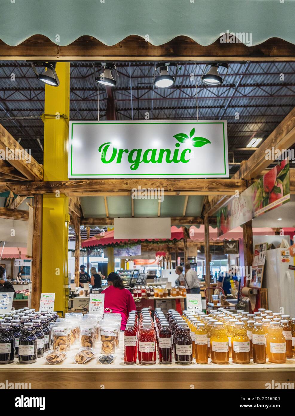 Edmonton, Canada - 2 ottobre 2020: Esposizione di bevande biologiche di frutta all'interno del Bountiful Farmers' Market durante Covid-19 Foto Stock