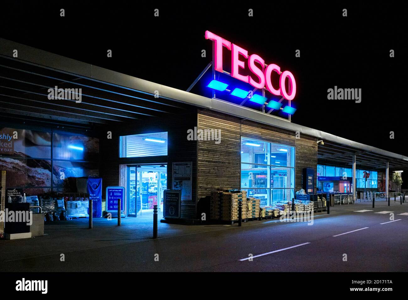 24 ore Tesco negozio illuminato di notte a Rugely, Staffordshire Foto Stock