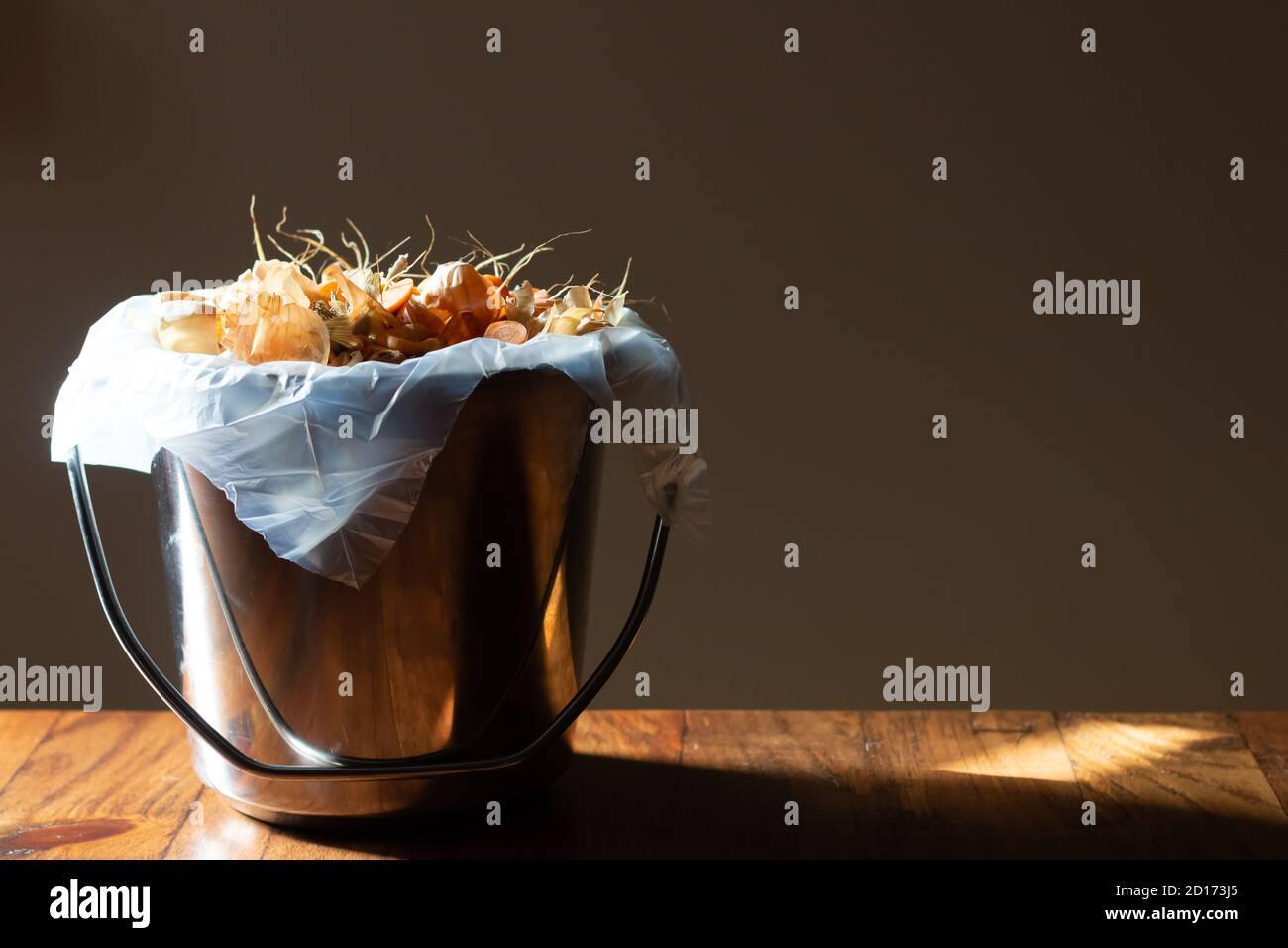 Secchio di compost e di scarto di cibo per la cura di ambiente Foto Stock