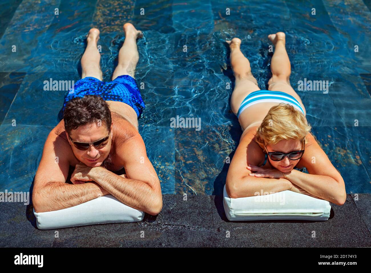 Il successo di ricreazione di pensionamento, estate Concetto di vacanza. Ritirato Coppia matura godendo bella giornata di sole in piscina presso il beach club. Foto Stock