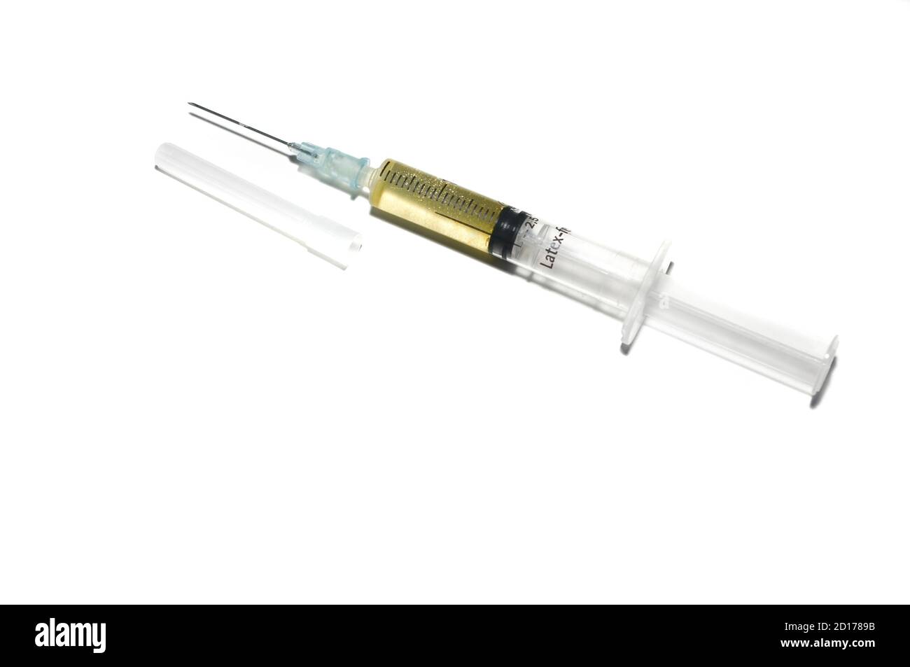 Una siringa sta per essere iniettata come vaccino per combattere il coronavirus. (COVID-19). Foto Stock