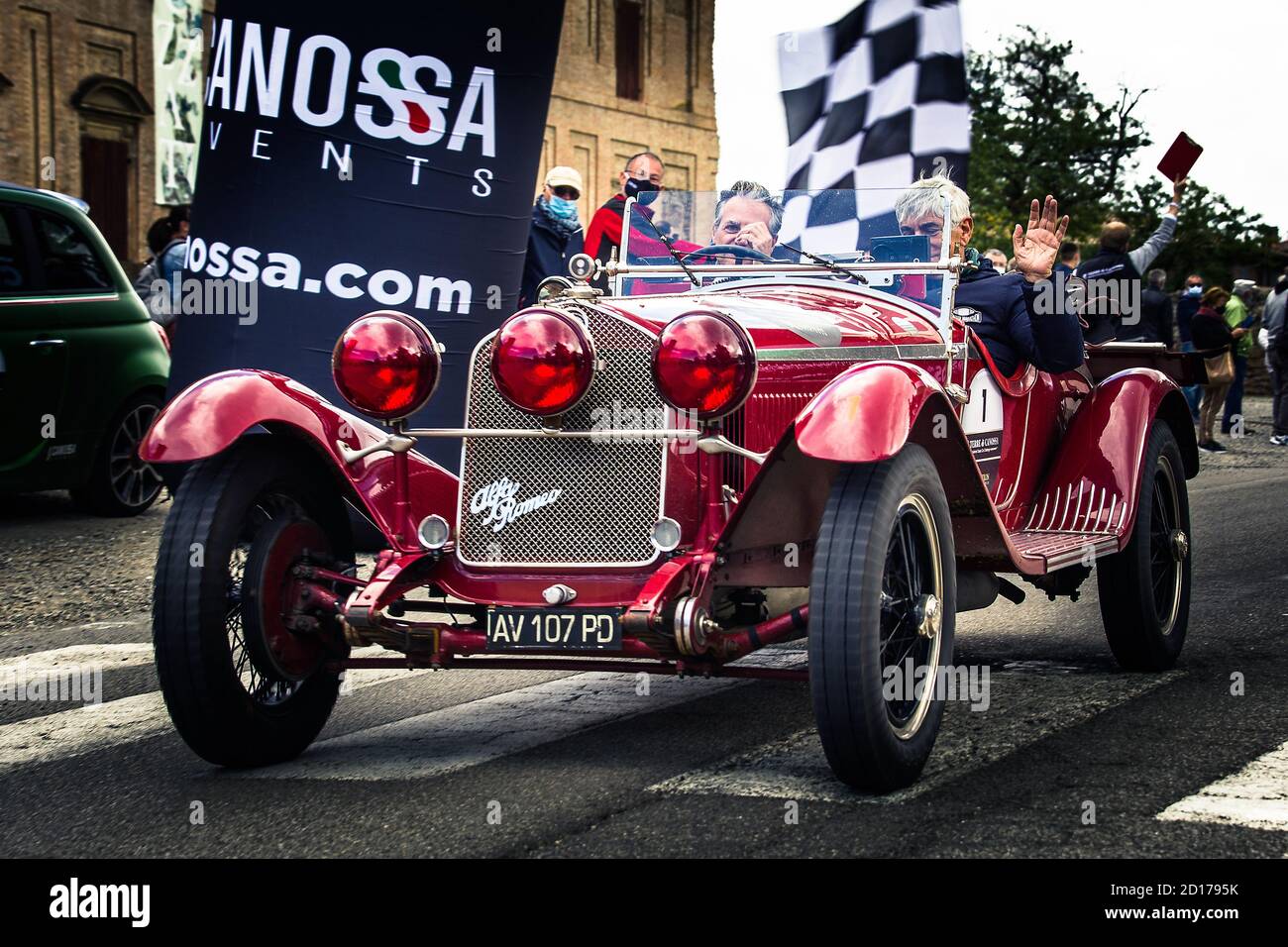 SCANDIANO, ITALIA - 4 OTTOBRE 2020: Alfa Romeo 6C 1750 SS Zagato (1929) una vecchia vettura da corsa in rally regolare Gran Premio Terre di Canossa, una famosa ital Foto Stock