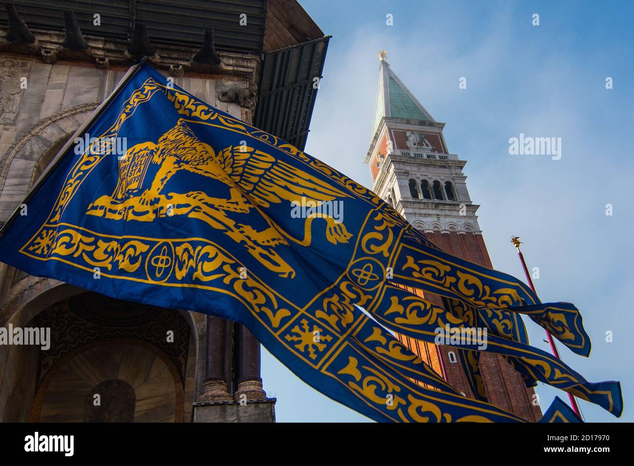 VENEZIA, ITALIA - 25 APRILE 2018: Una bandiera Veneto vola sotto il Campanile di San Marco Foto Stock