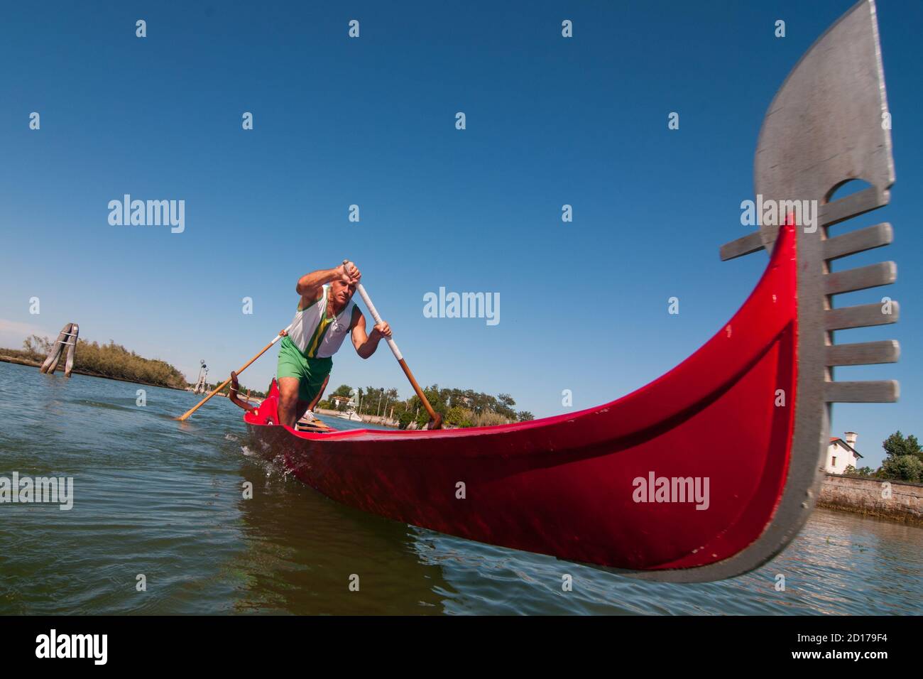 VENEZIA, ITALIA - 18 LUGLIO 2017: Un uomo si prepara ad una regata nel suo gondolino rosso. Foto Stock