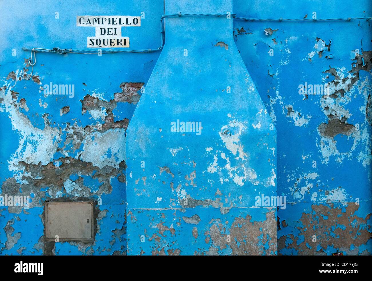 Una tipica casa di Burano con pareti di peeling blu Foto Stock