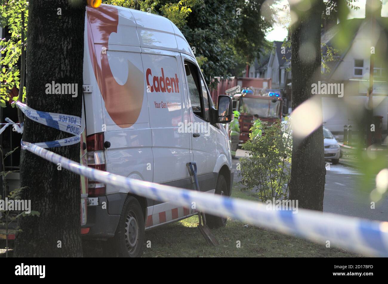 Un pulmino Cadent gas all'interno di un cordone di polizia, dopo 15 anni ha schiantato un'automobile in una casa a Kingstanding, Birmingham Foto Stock