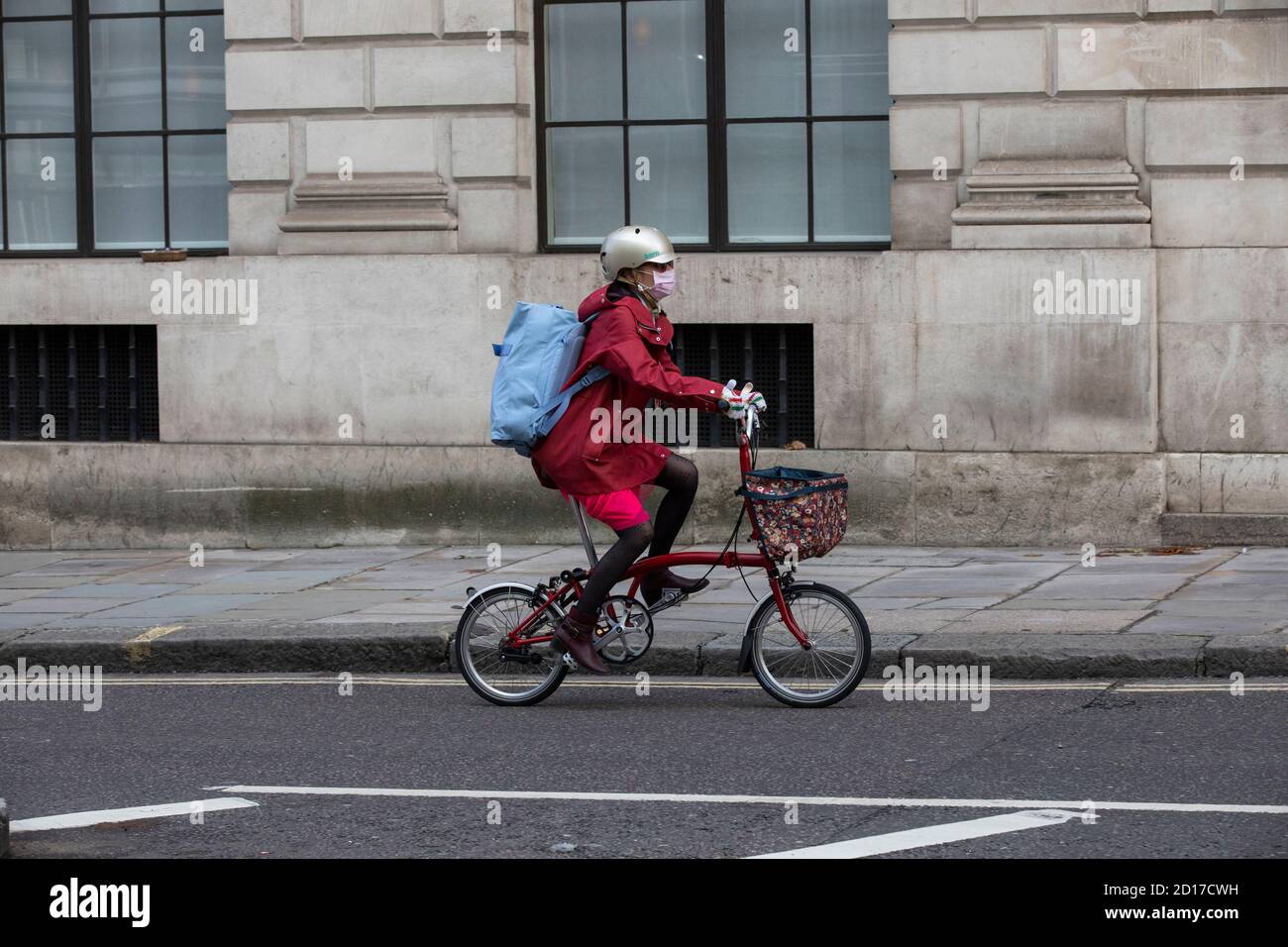 Un operaio della città viaggia nella città di Londra due ruote durante la crisi finanziaria pandemica del coronavirus Foto Stock