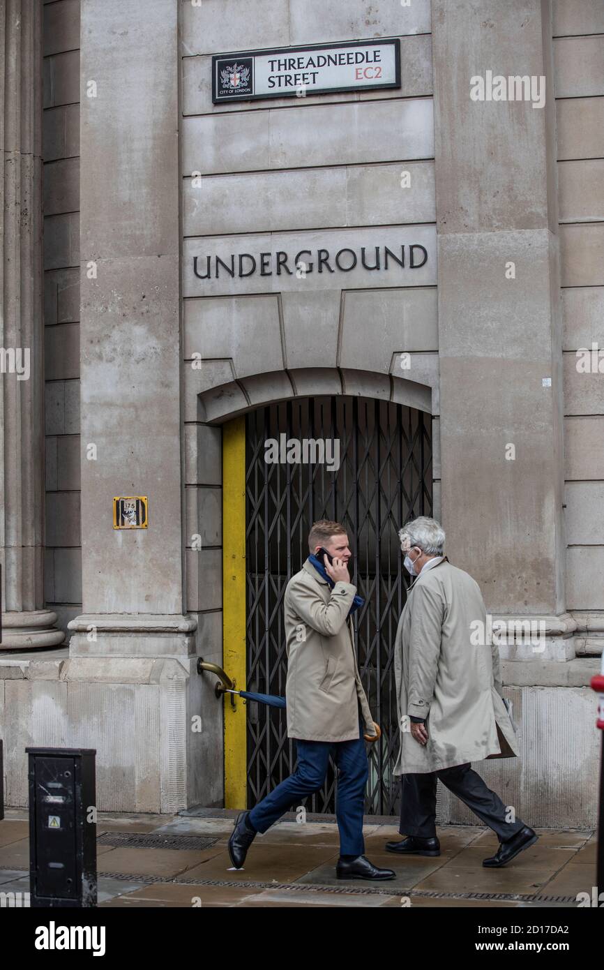 I lavoratori delle città del settore finanziario tornano a lavorare nel cuore della città di Londra durante la seconda parte della pandemia del coronavirus, Threadneedle St Foto Stock