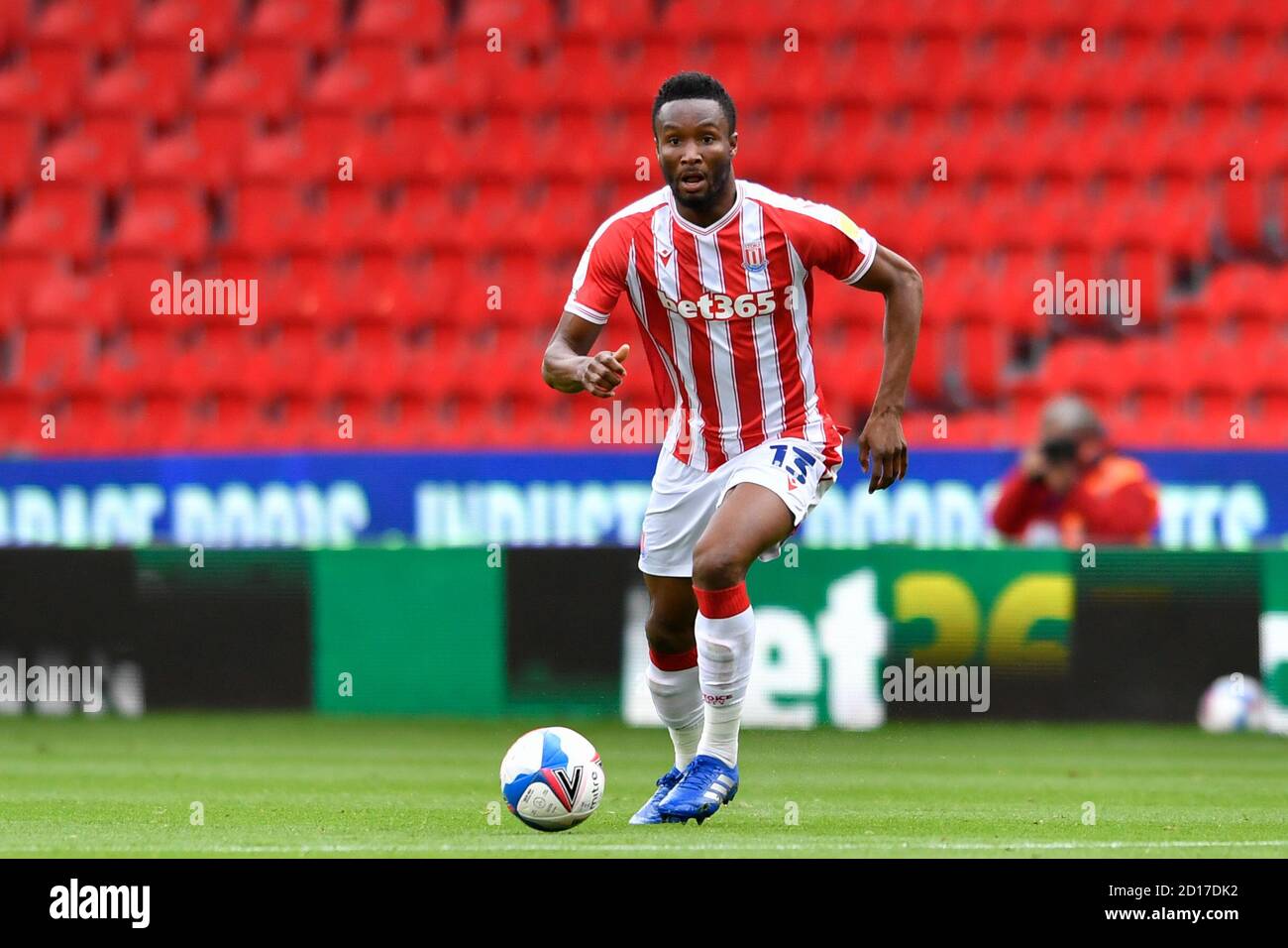 John OBI Mikel (13) di Stoke City con la palla Foto Stock