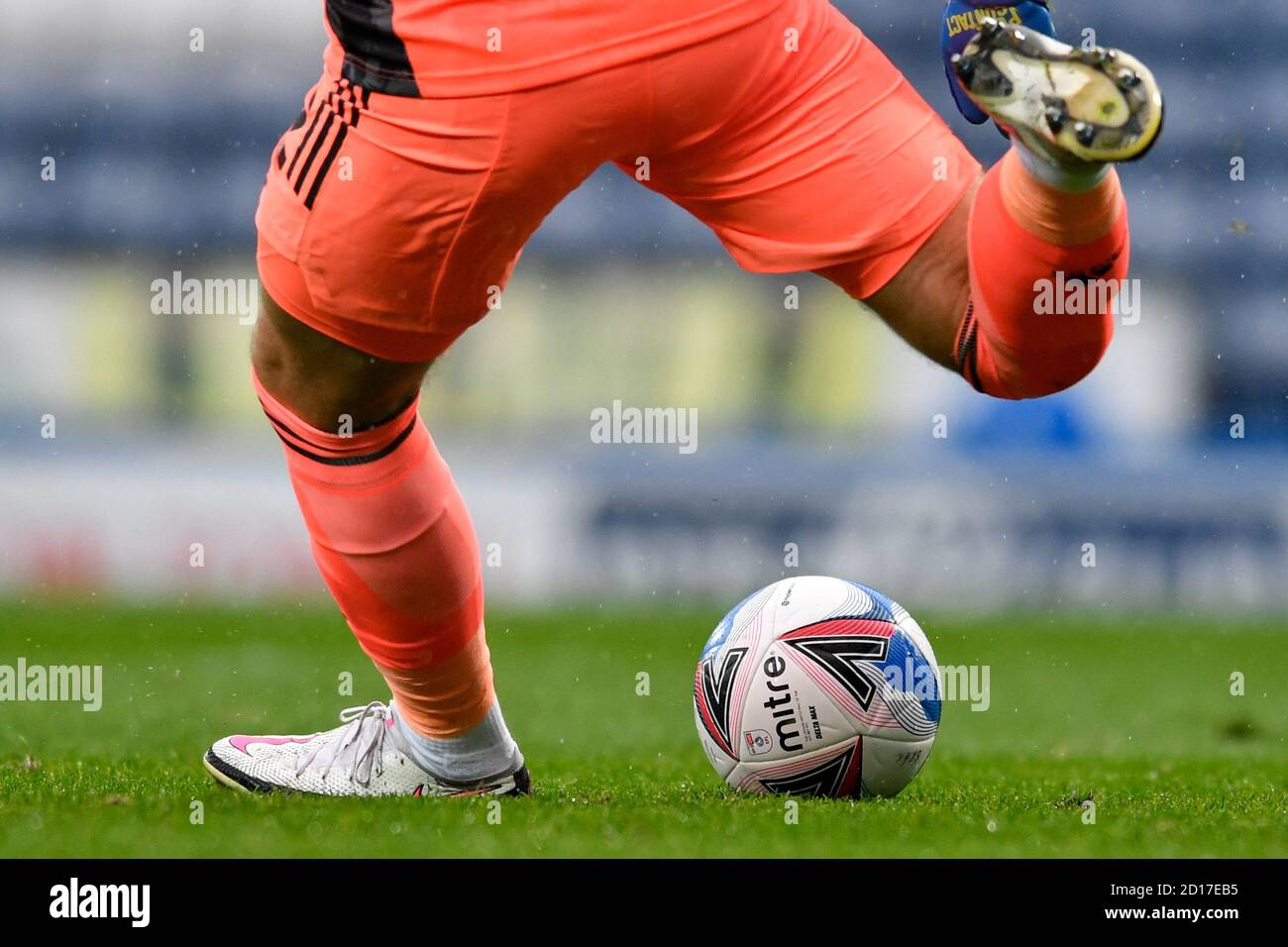 Un primo piano di un portiere che calcia il Delta Mitre Sfera max Foto Stock