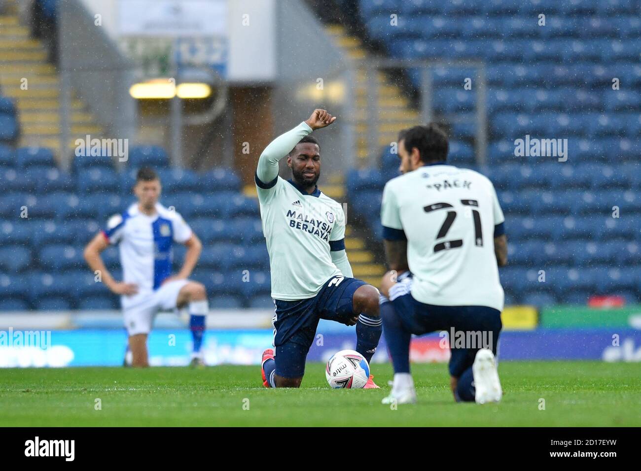 Junior Hoilett (33) della città di Cardiff prende un ginocchio prima il gioco Foto Stock