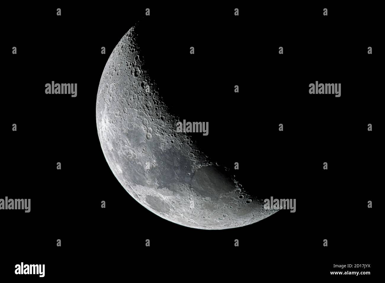 La Luna il nostro compagno satellitare che illumina il nostro percorso durante la notte su un telescopio dettagliata vista con i crateri lunari e mari. Un sorprendente s Foto Stock