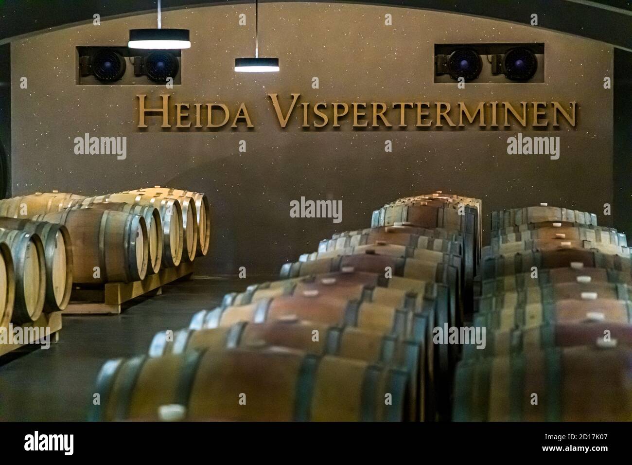 Azienda vinicola St. Jodern a Visperterminen, Svizzera. La cantina in barrique è oggi anche uno spazio moderno per eventi Foto Stock