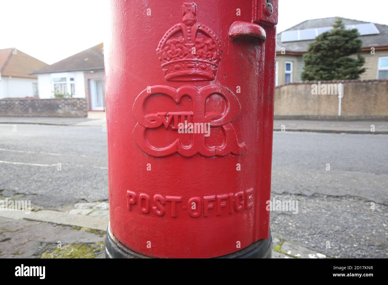 Ayr Ayrshire, Scotland, UK 05 Ott 2020 : la scatola del montante Edward VIII in Ayr è un sottotipo raro di un tipo altrimenti comune e prolifico di mobili di strada. Edoardo VIII regnò per meno di un anno e il numero di caselle postali create durante il suo regno era quindi corrispondentemente piccolo se confrontato con altri monarchi. Solo un piccolo numero di post box installati durante questo periodo sopravvivono in gran parte inalterati. Foto Stock