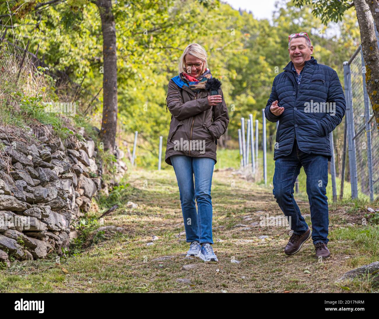 Raccolta e lavorazione dello zafferano a Mund, Naters, Svizzera. Il tedesco Jossen è maestro di gilda di Mund e interlocutore esperto. Sulla pista naturale dello zafferano con Angela Berg, si discutono anche le attuali sfide della gilda dello zafferano Foto Stock