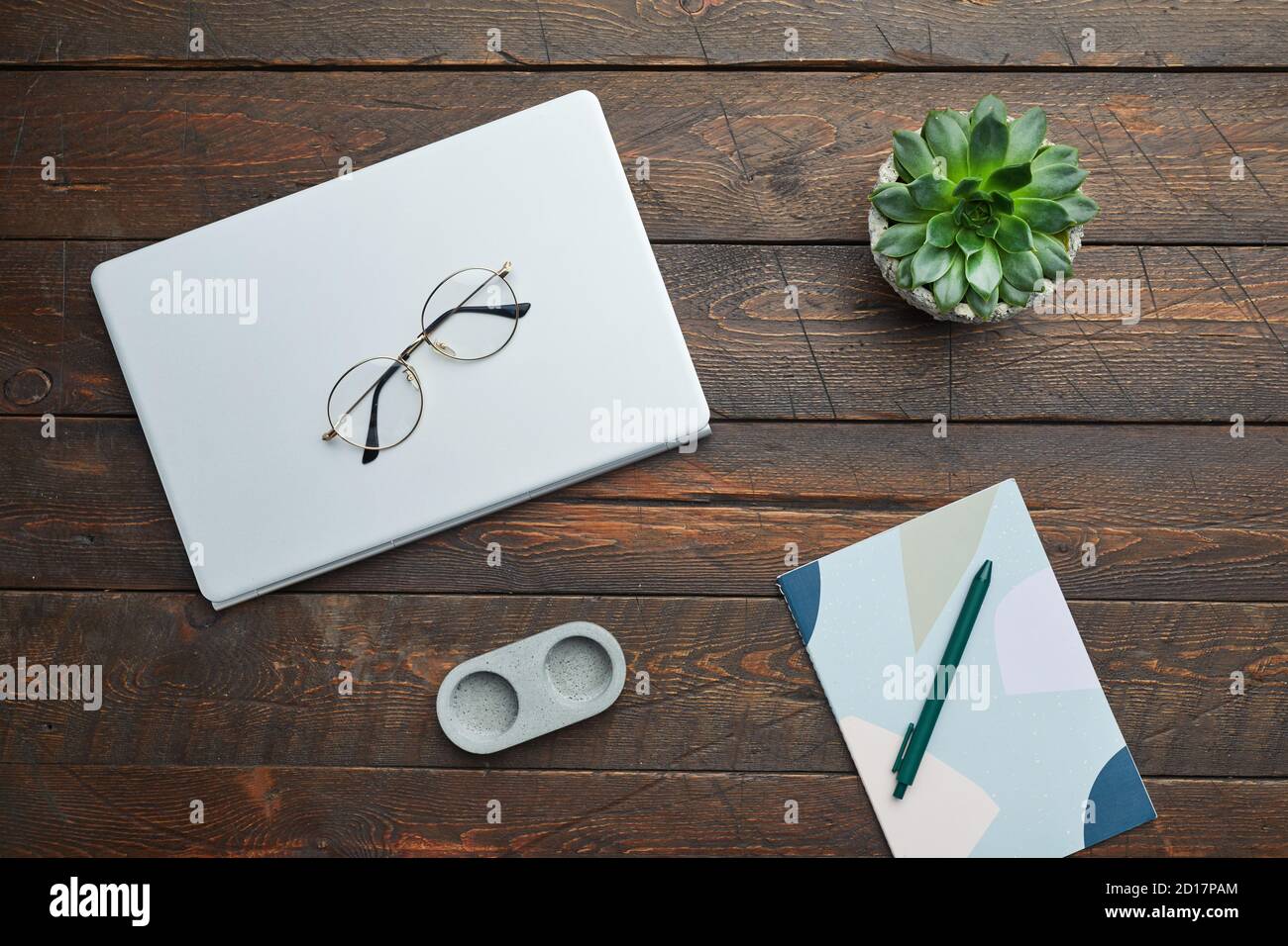 Minimo sopra la vista piatto posa di occhiali di accessori business e succulente su sfondo di legno luogo di lavoro, spazio di copia Foto Stock