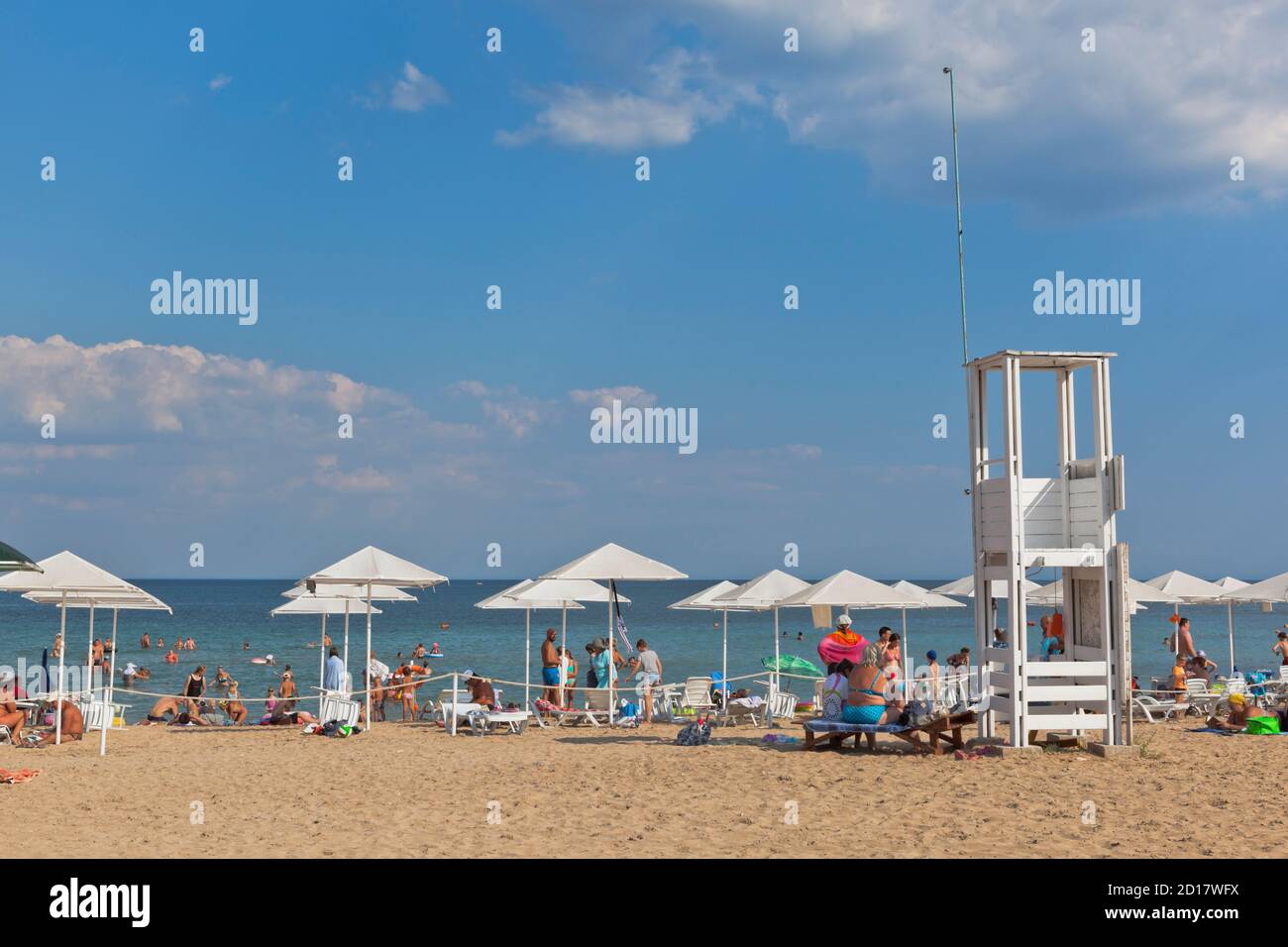 Zaozyornoye, Evpatoria, Crimea, Russia - 21 luglio 2020: Torre di salvataggio sulla spiaggia di Barabulka nel villaggio di Zaozyornoye, Evpatoria, Crimea Foto Stock