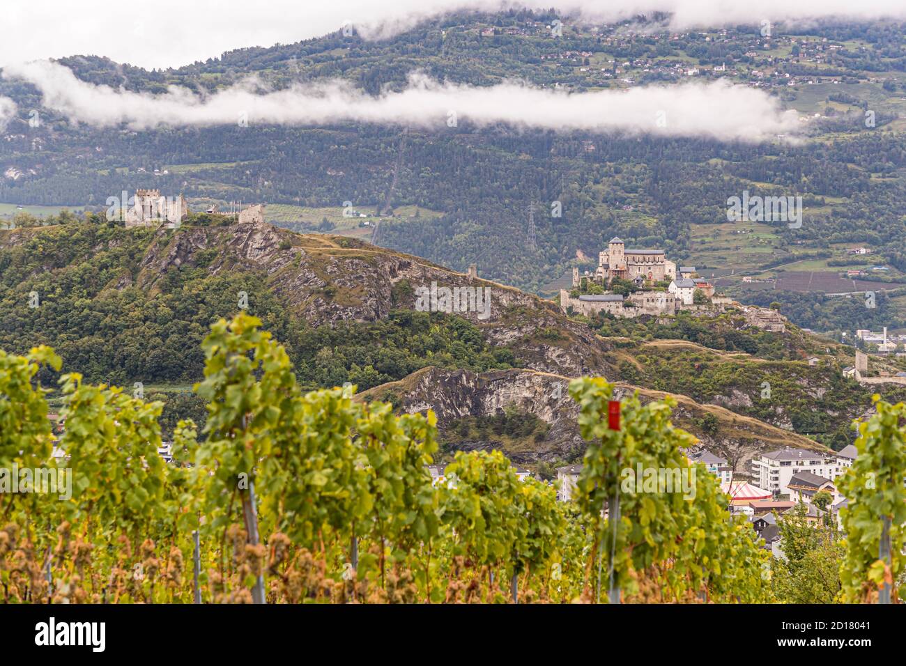 Due castelli nei pressi di Sion, Svizzera Foto Stock