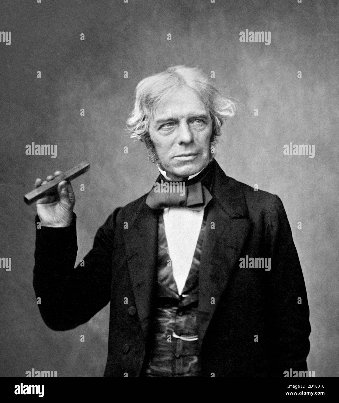 Michael Faraday (1791-1867), ritratto di Maull & Polyblank, 1857. Faraday fu uno scienziato inglese che contribuì allo studio dell'elettromagnetismo e dell'elettrochimica. Le sue scoperte principali includono i principi alla base dell'induzione elettromagnetica, del diamagnetismo e dell'elettrolisi. Michael Faraday tenendo una barra di vetro del tipo che usava per mostrare che il magnetismo influenza la luce Foto Stock