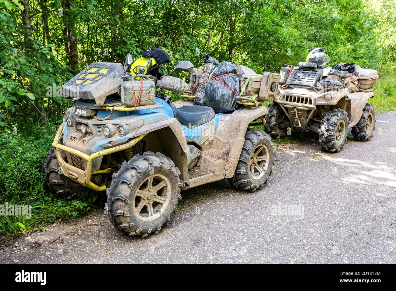 Regione di Novgorod, Russia - 8 agosto 2020: Quad fuoristrada dopo aver guidato su una strada rurale estremamente sporca Foto Stock