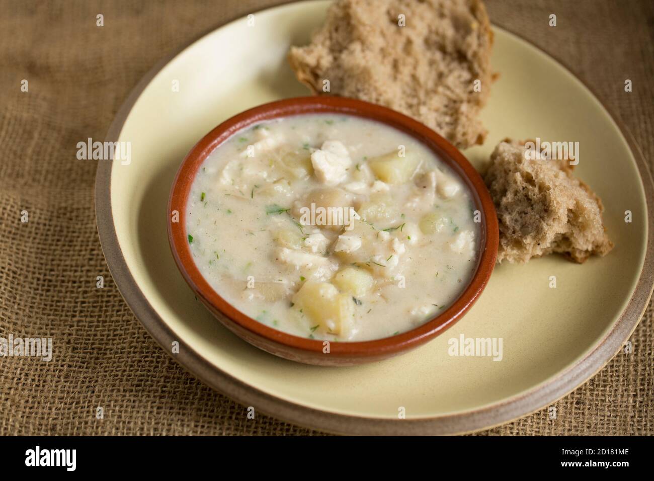 Un esempio fatto in casa della zuppa finlandese di pesce conosciuta come Kalakeitto. Comprende cipolle e patate, nonché erbe miste tra cui aneto e il pesce u Foto Stock