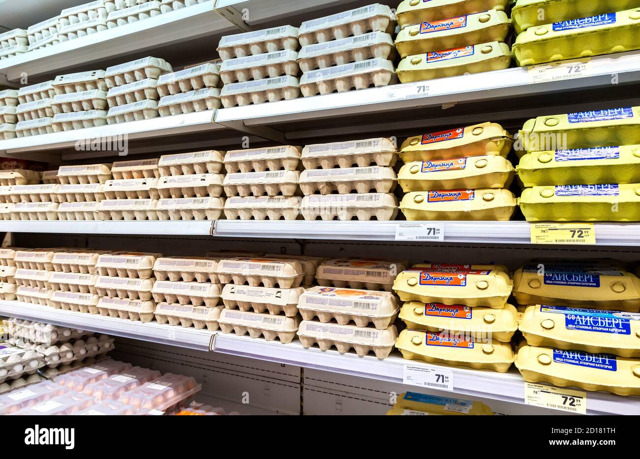 Samara, Russia - 24 novembre 2019: Diverse uova di pollo fresche in scatole pronte per la vendita sugli scaffali del negozio di alimentari Foto Stock