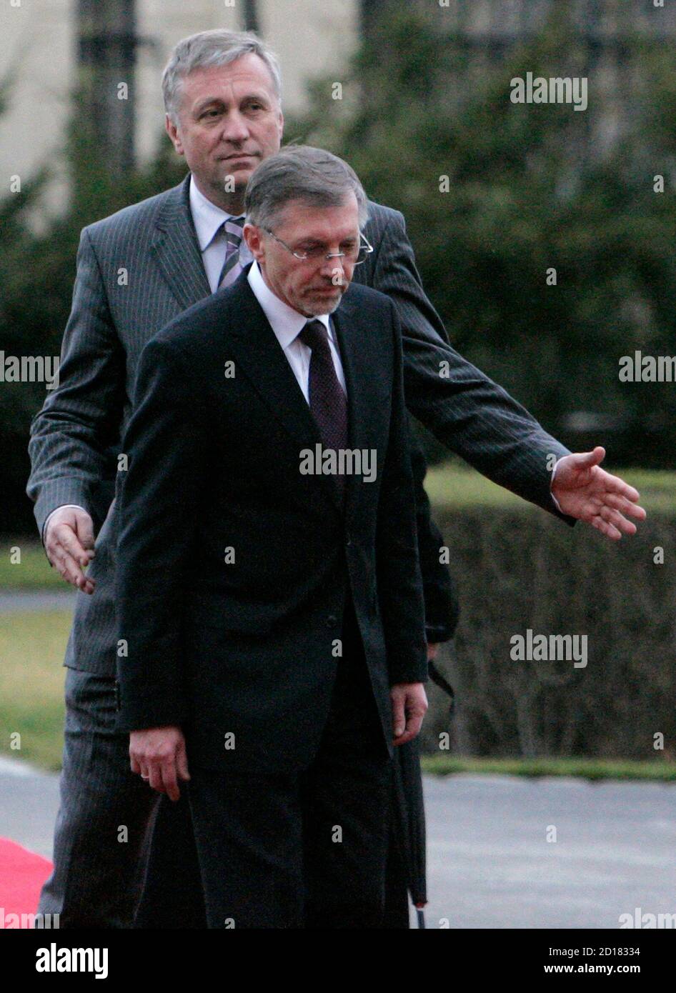 Il primo ministro della Repubblica ceca Mirek Topolanek (L) accoglie il suo omologo lituano Gediminas Kirkilas presso la sede del governo a Praga il 18 marzo 2008. REUTERS/David W Cerny (REPUBBLICA CECA) Foto Stock