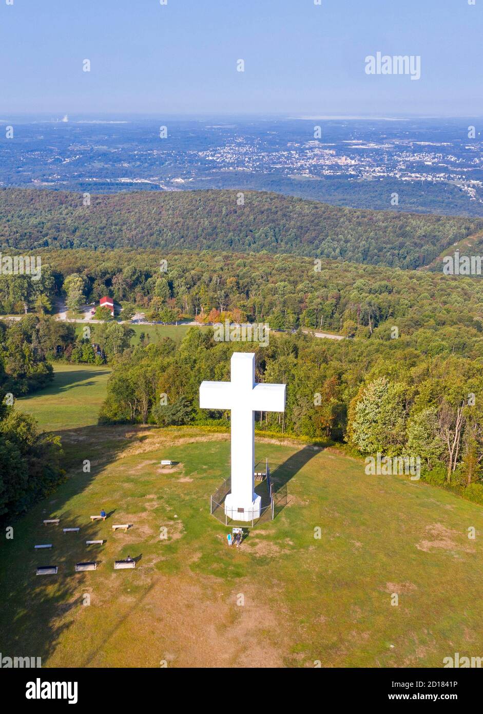 Uniontown, Pennsylvania - la Croce di Cristo in cima alla manopola di Dunbar presso il campo e il centro di Restreat cristiani del metodista Unito Jumonville. il ta da 60 piedi Foto Stock