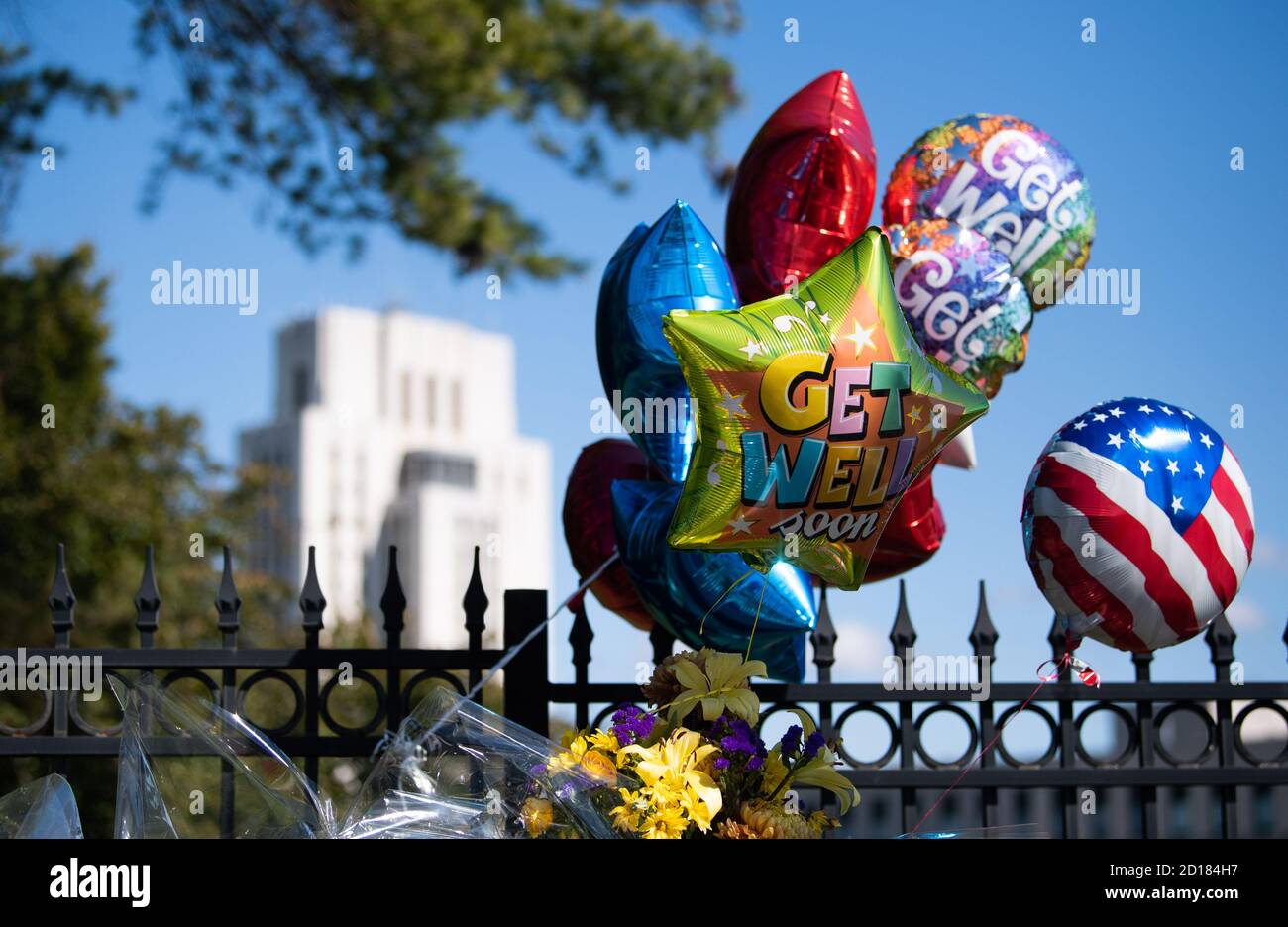 Washington, Stati Uniti. 05 ottobre 2020. I palloncini sono lasciati fuori dal Walter Reed Medical Center mentre Trump subisce un trattamento per COVID-19 all'interno, a Bethesda, Maryland, lunedì 5 ottobre 2020. Foto di Kevin Dietsch/UPI Credit: UPI/Alamy Live News Foto Stock