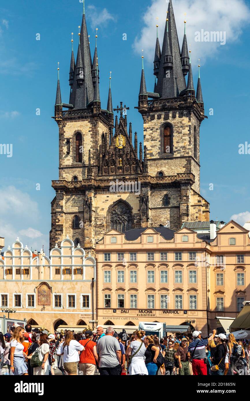 La Chiesa di Santa Maria di Týn e la folla, Piazza della Città Vecchia, la Città Vecchia di Praga, Repubblica Ceca Foto Stock