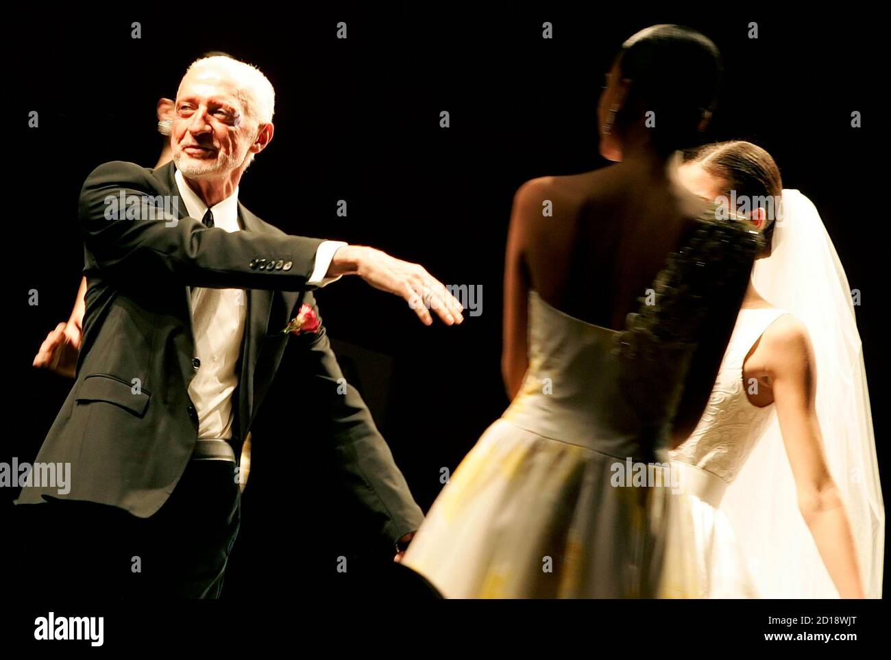 Italian designer Lorenzo Riva (L) acknowledges the crowd's applause at the  end of his fashion week show in Rome January 29, 2007. REUTERS/Alessandro  Bianchi (ITALY Foto stock - Alamy